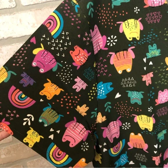 NWT Zoe + Chloe Army Green Frog and Rainbow pattern short sleeve scrub top - Picture 2 of 15